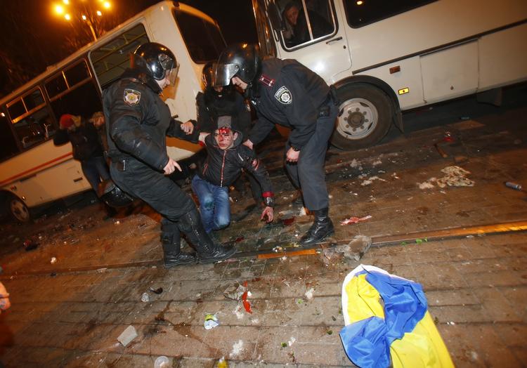 Såret. Politiet hjælper en pro-ukrainsk demonstrant. 