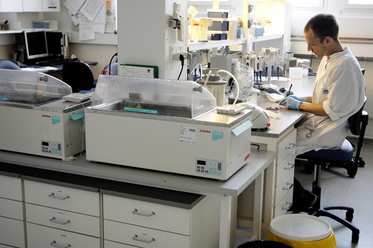 LUKNING. Laboranter kan risikere fyring på Statens Serum Institut, men håber på salg af produktionen. 