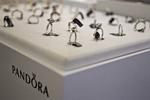 global. Den danske smykkekoncern Pandora beskæftiger over 8.000 mennesker i hele verden. Næste 6.000 i Thailand, hvor smykkerne fremstilles. 