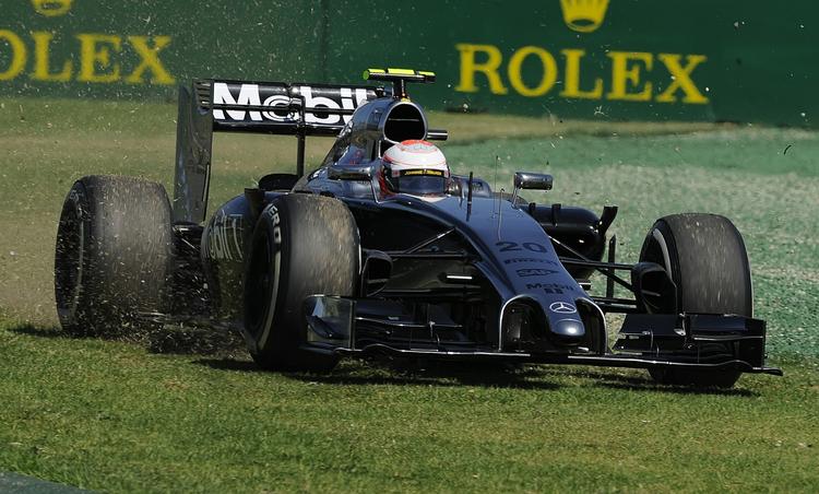 Træning. Kevin Magnussen måtte en tur i græsset, men havde generelt en god dag i Melbourne. 