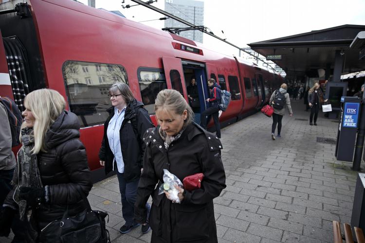 S-tog. Morgentrafikken på s-togsnettet blev kortvarigt lammet i morges på grund af signalfejl. S-togene kører med nedsat drift frem til kl. 13. 