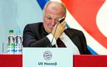 ACCEPT. Efter at have instrueret sine advokater om, at han ikke vil anke fængselsdommen på tre et halvt års fængsel, træder Uli Hoeness tilbage som præsident for Bayern München. 