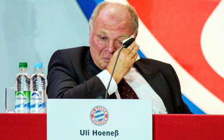 ACCEPT. Efter at have instrueret sine advokater om, at han ikke vil anke fængselsdommen på tre et halvt års fængsel, træder Uli Hoeness tilbage som præsident for Bayern München. 