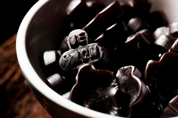Stevia. Den Sydamerikanske urt Stevia er et naturligt sødestof, der er blevet populært som erstatning for sukker i mange produkter. Flere af de testede sukkerfrie lakridser indeholdte stevia. 