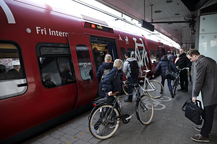 Ventetid. S-togene kører igen med forsinkelser på grund af en signalfejl her til morgen. 