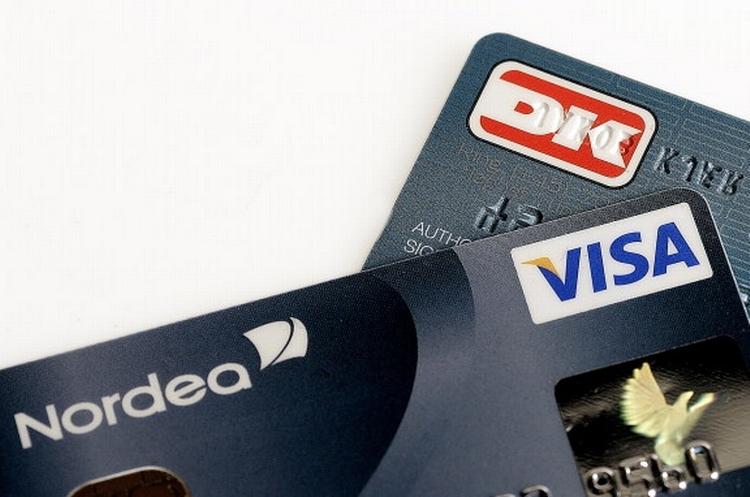 Snydt. Et stigende antal danskere oplever at blive vildledt, når de handler på internettet. Abonnementsfælder og svindlere står nemlig klar til at snyde penge ud af forbrugerne. 