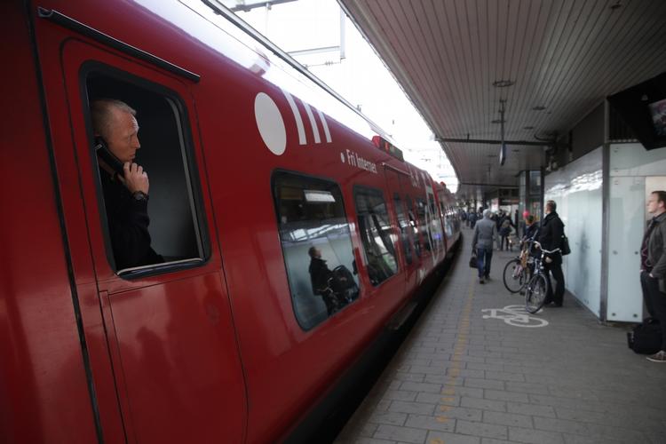 TOGKAOS. En af DSB's lokoførere ved Vesterport venter på at kunne kører videre til næste stop under morgenens tekniske nedbrud i fjernstyringscentralen. 