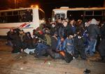 ANGREB. Pro-ukrainske aktivister beskyttes mod russisksindede demonstranter under bataljerne i Donetsk. 