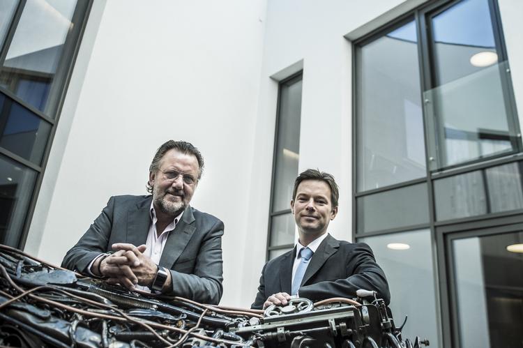 famillieforetagende. Ecco er en af de store familieejede virksomheder i Danmark. Ejer er Hanni Merete Toosbuy Kasprzak, der er gift med Diete Kasprzak (tv.), der er direktør. Til højre ses finansdirektør Steen Broholm. 