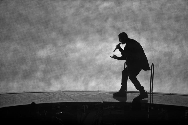 Slapt. Draka undgik sine egne største hits og rappede i stedet teksterne til andres, da han gav koncert mandag aften i Forum. 