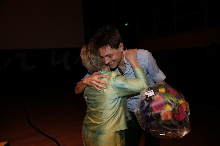 Tillykke. Joachim Adrian får en krammer og et tillykke af kulturminister Marianne Jelved (R). 