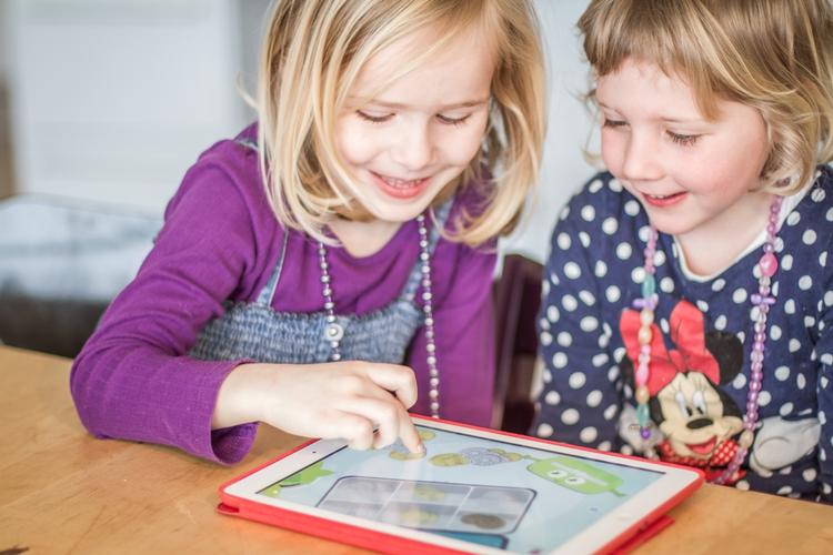 PENGE. De treårige kan nu lære at genkende, tælle og betale med penge i Spar Nords nye app Småpenge. 