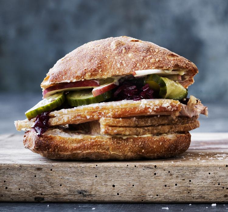 FLÆSKESTEGSSANDWICH fra Meyers Deli. 