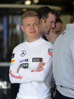 Føstedagen. Kevin Magnussen i pitten hos McLaren efter sin formel-1 debut  i Melbourne i Australien. 