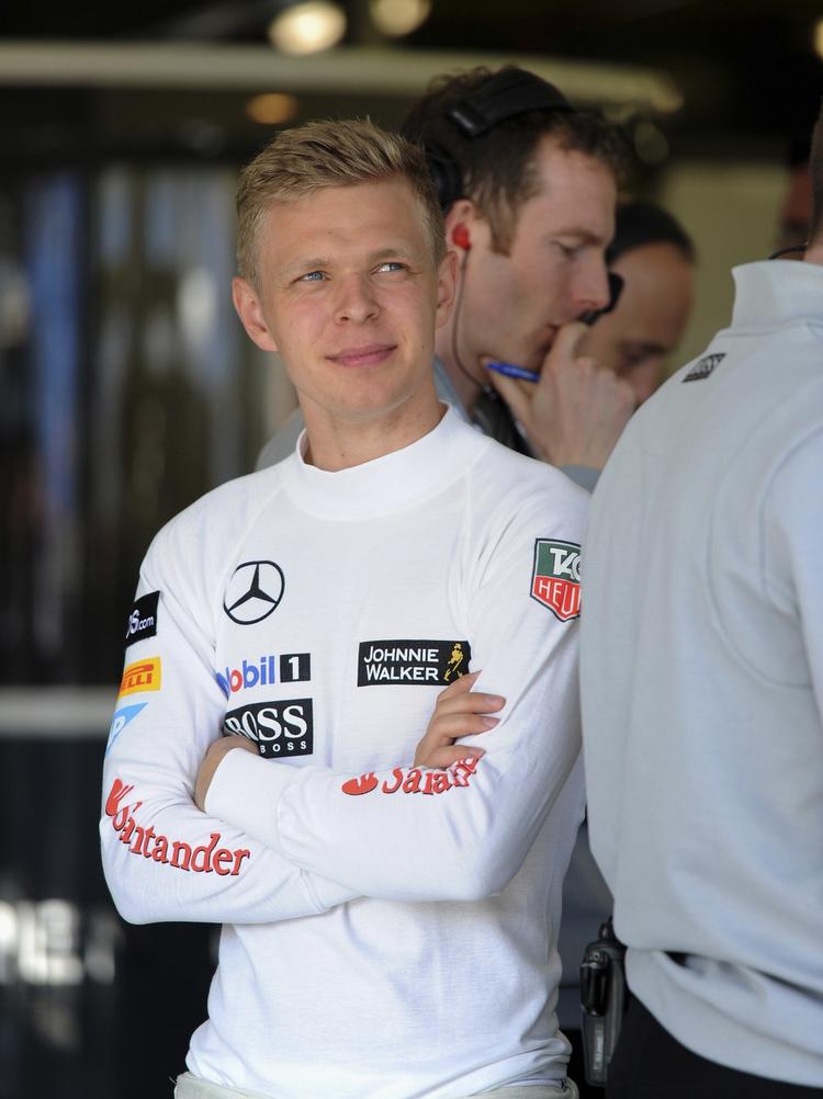 Føstedagen. Kevin Magnussen i pitten hos McLaren efter sin formel-1 debut  i Melbourne i Australien. 