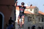 SEJRSJUBEL. 21-årige Magnus Cort krydser målstregen som sikker vinder af 1. etape i Istrian Spring Trophy. Foto: Mario Stiehl. 