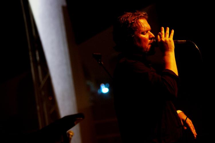 Patos. Det er alvorlige sager, Grant brydes med i sin sangskrivning, men først fra 'It Doesn't Matter to Him' fik teksternes voldsomme patos den rette musikalske fylde i det næsten udsolgte Store Vega. 