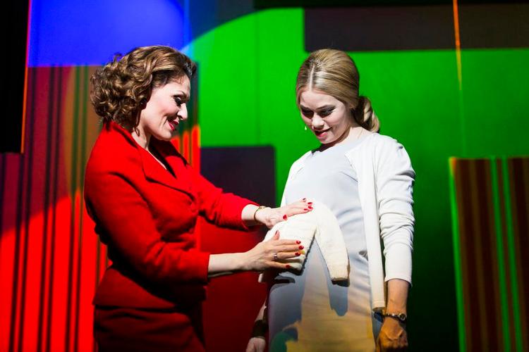 Opdateret. Som mor og datter forstår Kaya Brüel og Birgitte Hjort Sørensen at bringe 'Pigen med paraplyerne' helt up to date. PR-foto: Ulrik Jantzen 