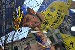 Alberto Contador signerer før anden etape på Tirreno-Adriatico. 