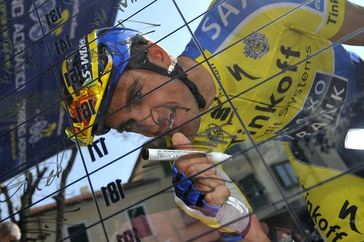 Alberto Contador signerer før anden etape på Tirreno-Adriatico. 
