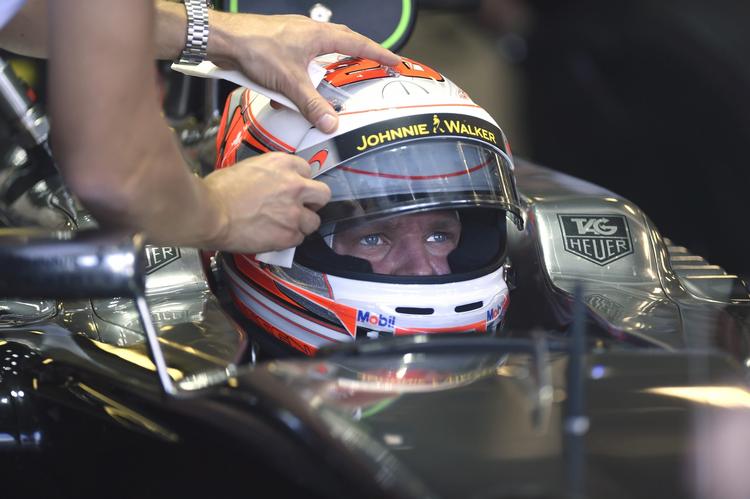 Ræs. Kevin Magnussen får pudset visiret i en pause under sin tredje prøvekørsel på  Albert Park. 