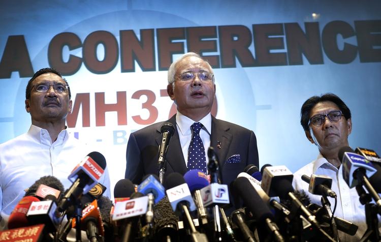 På et pressemøde i dag fortæller Malaysias ministerpræsident Najib Razak (midten), at nogen om bord på det forsvundne fly slukkede for kommunikationen. 