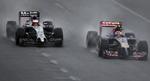 Motorsport. Kevin Magnussen i McLaren (venstre) jagter Scuderia Toro Rosso-kører Daniil Kvyat. 