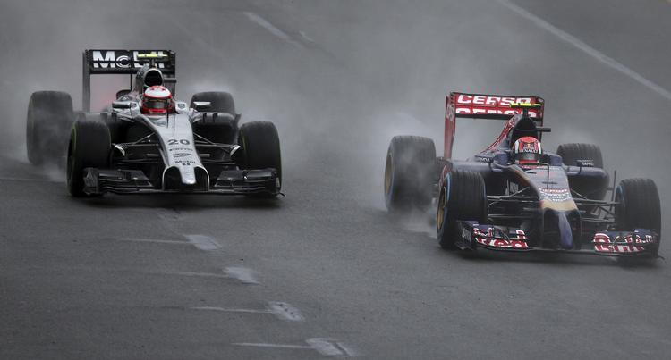 Motorsport. Kevin Magnussen i McLaren (venstre) jagter Scuderia Toro Rosso-kører Daniil Kvyat. 