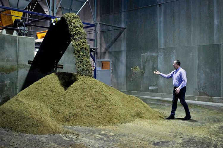 Dyrefoder. Det yoghurtagtige dyrefoder fra Jens Legarth og FermentationExperts lovprises fra alle sider - men har bøvl med naboer og kommune. 