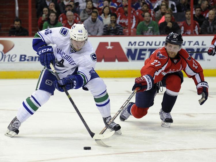 scoring. Nicklas Jensen (tv) scorede sit første mål for Vancouver Canucks i kampen mod Washington Capitals. 