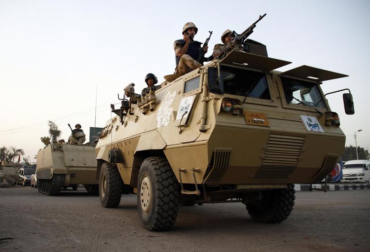 Militær. Egyptiske sikkerhedsstyrker er blevet angrebet af to ukendte gerningsmænd. 