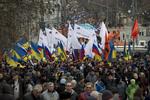 MODSTAND. Demonstranter med både russiske og ukrainske flag går gennem Moskva for at markere deres modstand mod den militære indgriben på Krim. 
