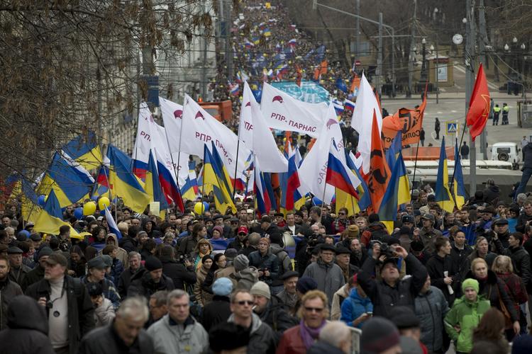 MODSTAND. Demonstranter med både russiske og ukrainske flag går gennem Moskva for at markere deres modstand mod den militære indgriben på Krim. 