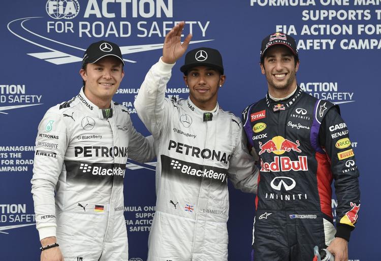 mercedes. Lewis Hamilton (midt) opnåede pole position ved morgendagens grand prix i Melbourne. 