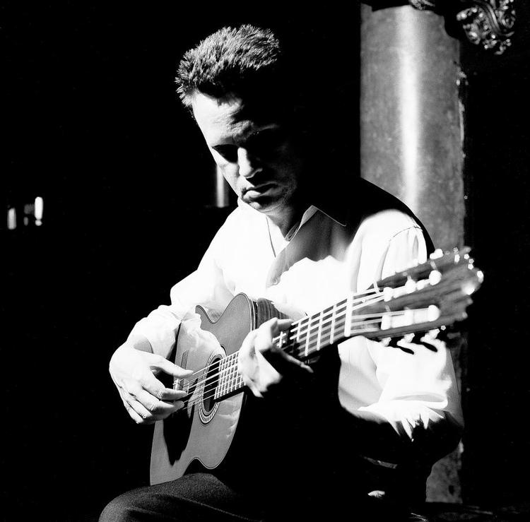 Intimt. Bevæbnet med sin akustiske guitar fortæller Mark Kozelek under navnet Sun Kil Moon hudløst ærligt om kærligheden til sine forældre og et liv i dødens lange skygger. Foto: James McVey (PR)