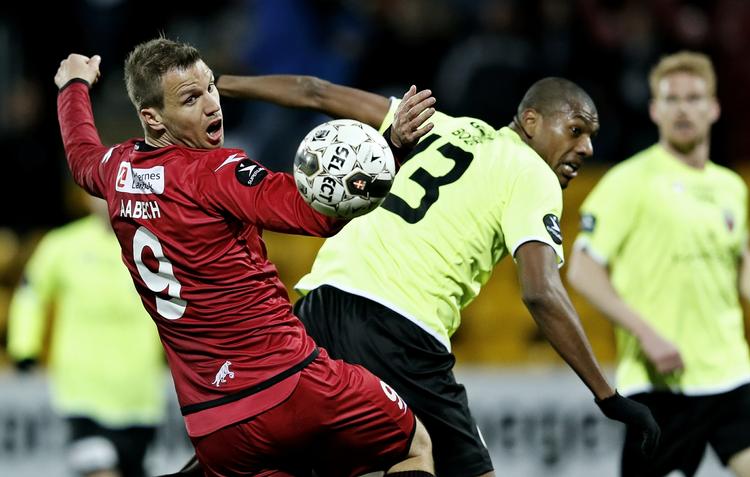 Duel. Nordsjællands Kim Aabech og FC Vestsjællands Jean-Claude Bozga. 