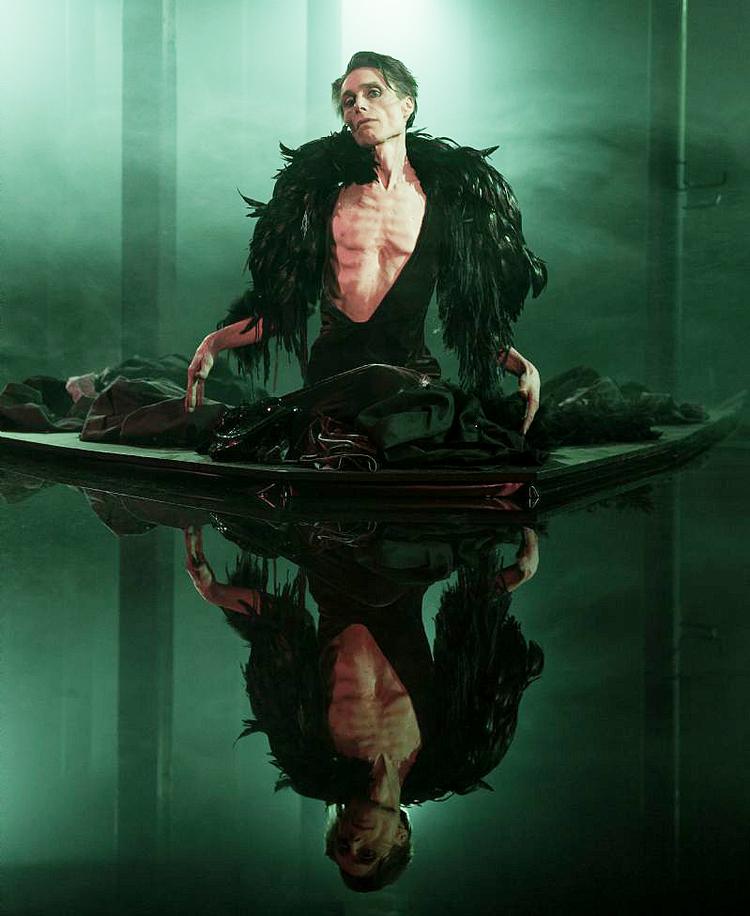 Umennesket. Rovfugleagtige Medea er en af de kvindelige samfundsundergravende skikkelser, som Nielsen maner frem i jagten på et nyt væsen. Foto: Sofie Amalie Klougart (PR) 