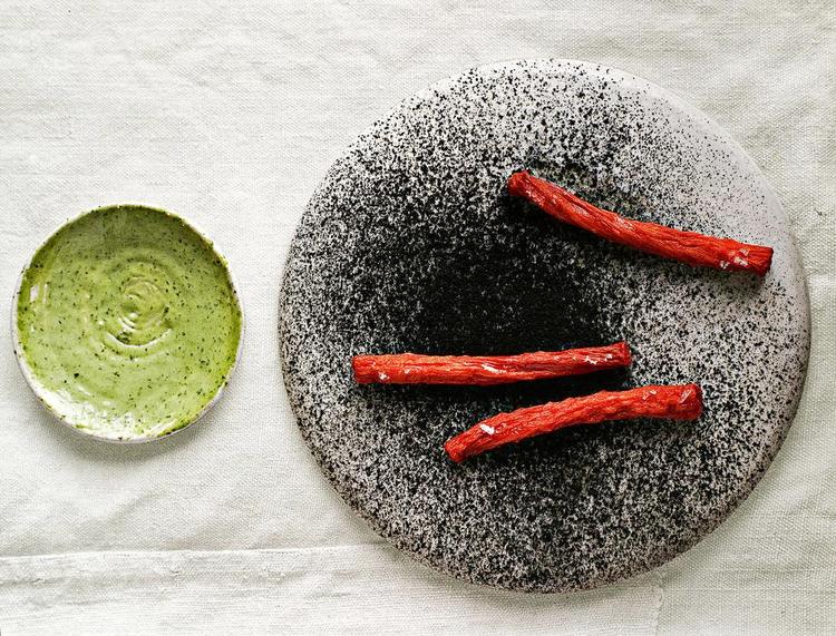 Vision. Når Rene Redzepi samler sit hold i Nomas testkøkken, kaster de sig over guleroden med alkymistens optimisme, kemikerens grundighed og kunstnerens vision. Foto fra kogebogen og fotoalbummet. 