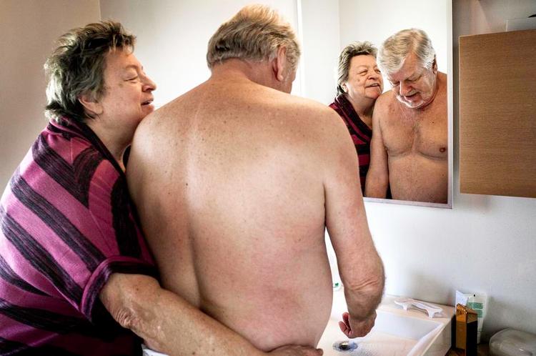 Velvære. Henny og Erik har været gift siden 1972 og er stadig glade for hinanden og for at dyrke sex. Deres sexliv er medvirkende til god livskvalitet hos dem begge. 