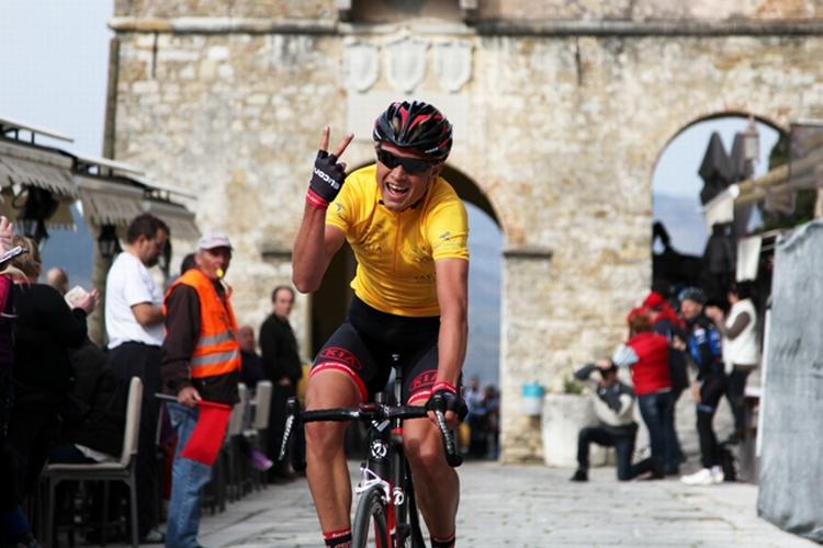 GUL JUBEL. En storsmilende Magnus Cort markerer med to fingre, atr den anden etapesejr er hjemme. Foto: Mario Stiehl. 