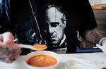 Spisetid. Hver dag klokken 12 spiser Jakob og de andre patienter på retspsykiatrisk afsnit 80 i Glostrup frokost. Denne dag er der linsesuppe på menuen. Patienterne får af sikkerhedsgrunde kun plastikbestik. 