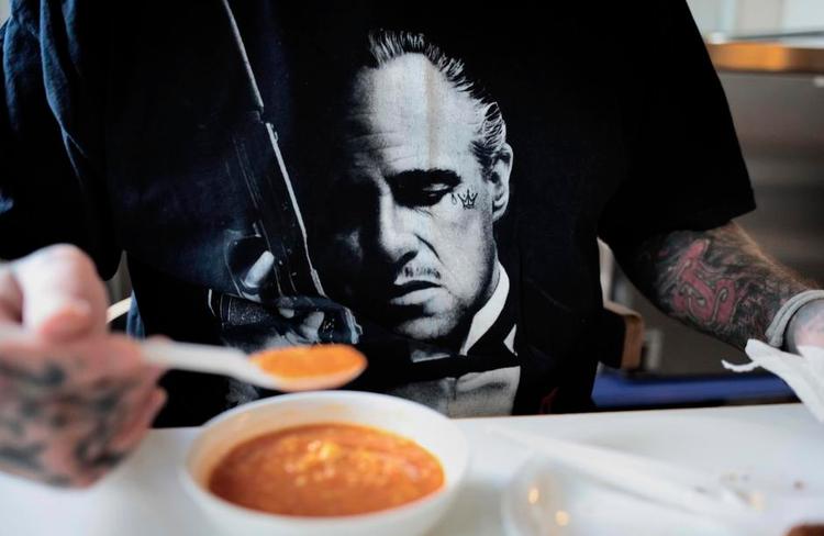 Spisetid. Hver dag klokken 12 spiser Jakob og de andre patienter på retspsykiatrisk afsnit 80 i Glostrup frokost. Denne dag er der linsesuppe på menuen. Patienterne får af sikkerhedsgrunde kun plastikbestik. 