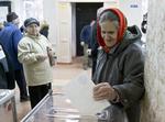 LØSRIVELSE. Ældre kvinde afleverer sin stemmeseddel i et valglokale i Simferopol på Krim. Afstemningen skal afgøre, om halvøen skal løsrive sig fra Ukraine og tilslutte sig Rusland. 