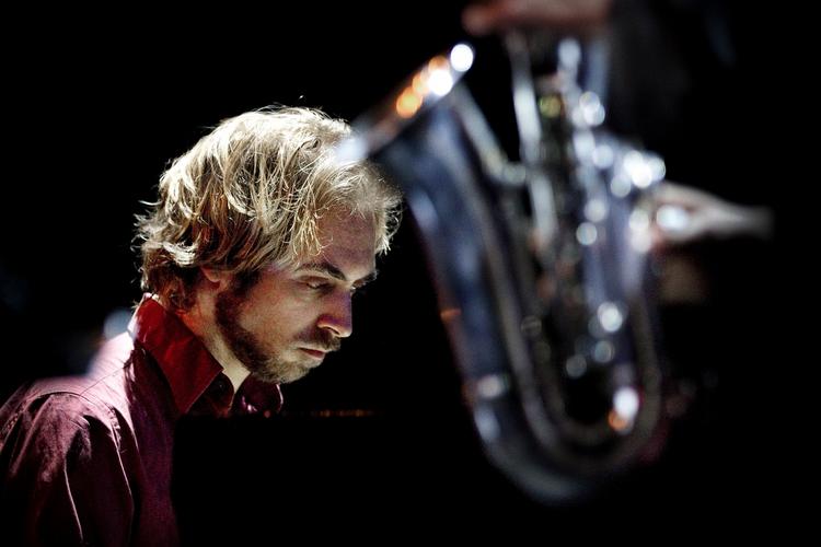 Trylletangenter. Aaron Parks fik sine toner til at ringe på en særlig måde og drev sine smukke improvisationer frem i fabulerende melodisk søgen i Kvarterhuset fredag. 