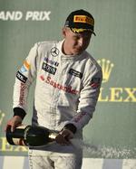 Debut. Kevin Magnussen fejrer sin debut i Formel 1 med podieplads og champagne. 