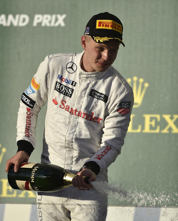 Debut. Kevin Magnussen fejrer sin debut i Formel 1 med podieplads og champagne. 