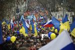 MODSTAND. Trods undertrykkelsen af uafhængige medier findes der russere, som tager afstand fra den militære indgriben på Krim. Her ses deltagere i en demonstration vendt mod Putin i Moskva i går. Demonstranterne bar Ukraines gul-blå flag. 