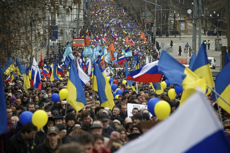 MODSTAND. Trods undertrykkelsen af uafhængige medier findes der russere, som tager afstand fra den militære indgriben på Krim. Her ses deltagere i en demonstration vendt mod Putin i Moskva i går. Demonstranterne bar Ukraines gul-blå flag. 