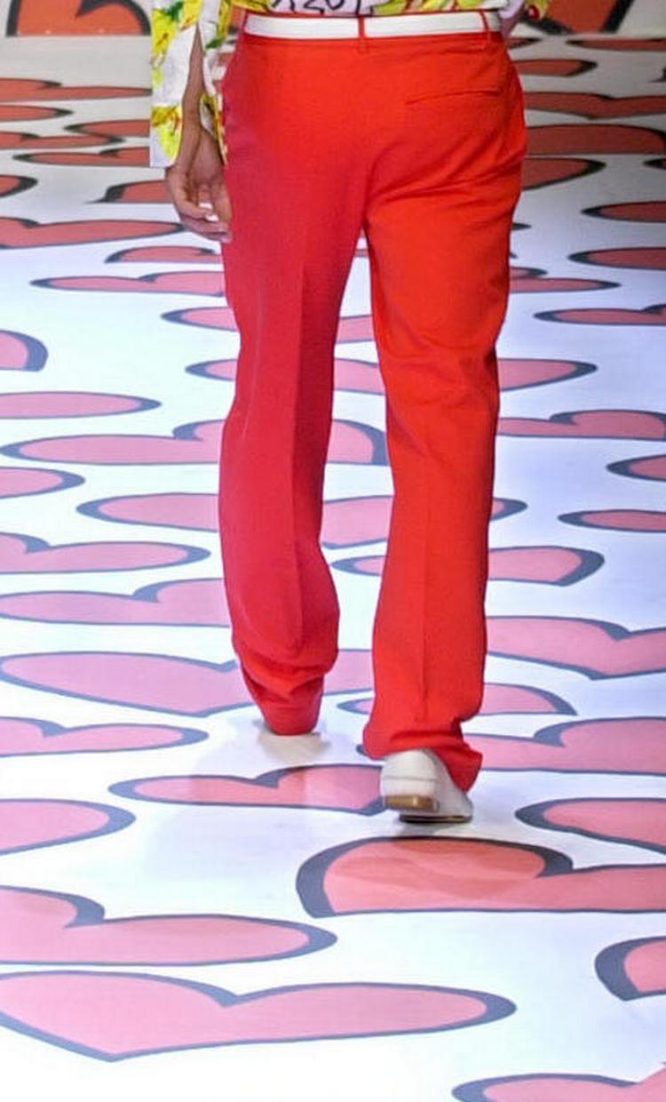 hot. Røde bukser er et hit, når mænd fra samfundets øvre lag lægger attachémappen fra sig og holder fri. Populariteten holder dog ikke uden for fanskaren, viser en britisk undersøgelse: 46 procent af denbritiske befolkning har det svært med mænd i røde bukser. 