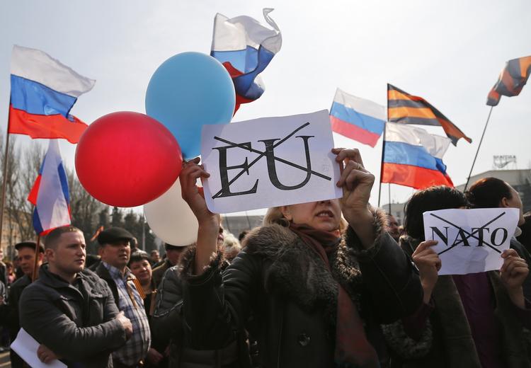 PROTEST. Russiskvenlige demonstranter viser deres vrede mod EU og Nato under møde i Donetsk i går. 
